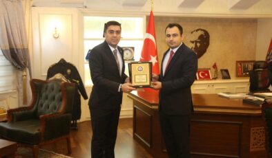 Başkomiser Ekrem Efe’ye Teşekkür Plaketiİl