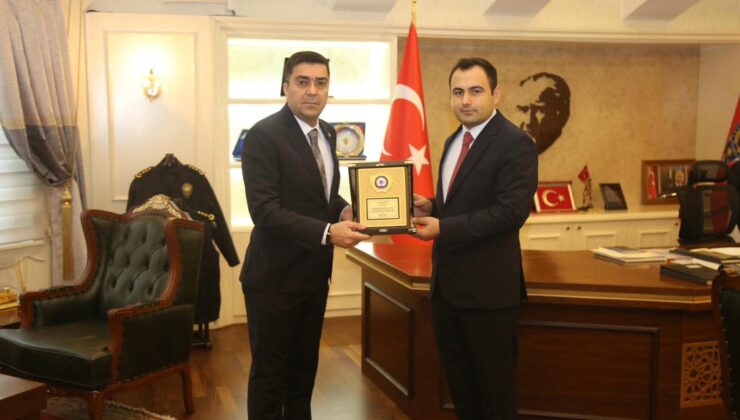 Başkomiser Ekrem Efe’ye Teşekkür Plaketiİl